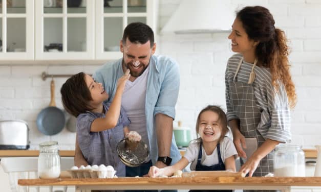 7 sichere Wege, wie Kinder in der Küche helfen können