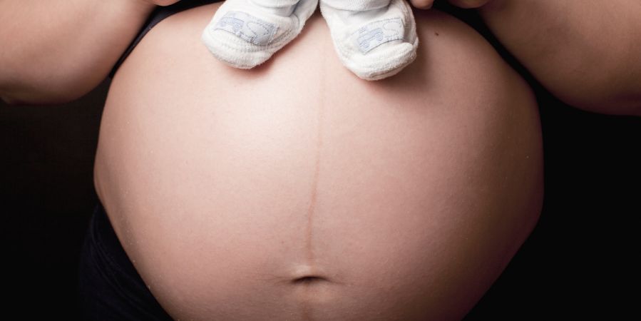 Linea Nigra: Was ist diese dunkle Linie an unserem Babybauch?